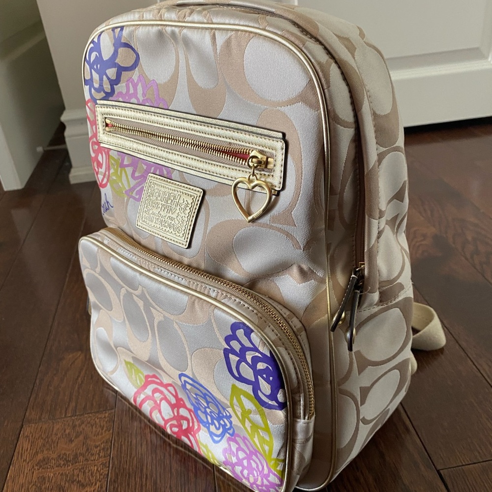 Coach backbag, never used it. It’s in very good condition